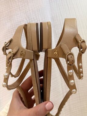 CHANEL Beige Faux Pearl T-Strap Flat Sandals. Size: 40!